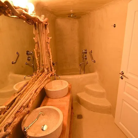 16 Oia Hostal