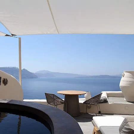 16 Oia Hostal *