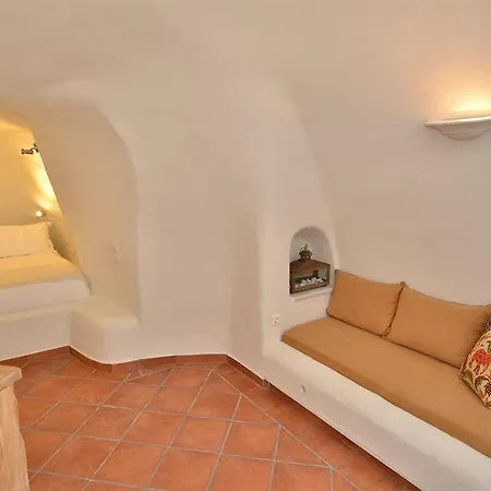 16 Oia Hostal
