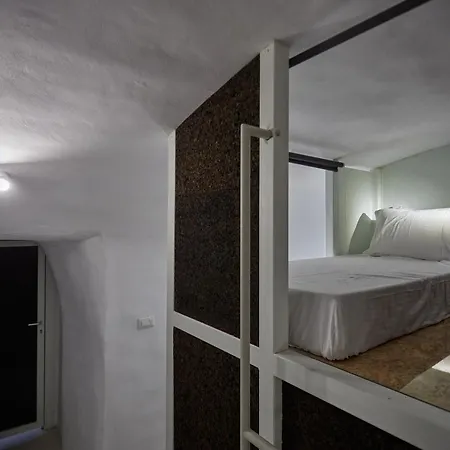 16 Oia Hostal
