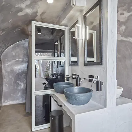 16 Oia Hostal *