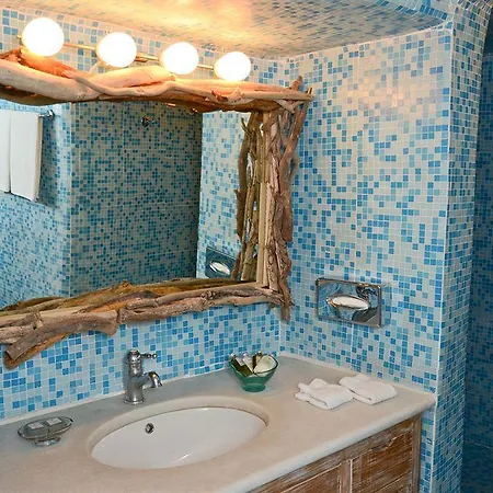16 Oia Hostal